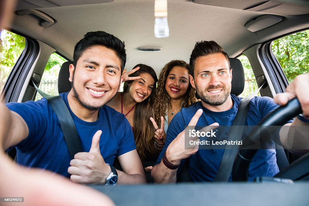 Personnes partageant une voiture électrique