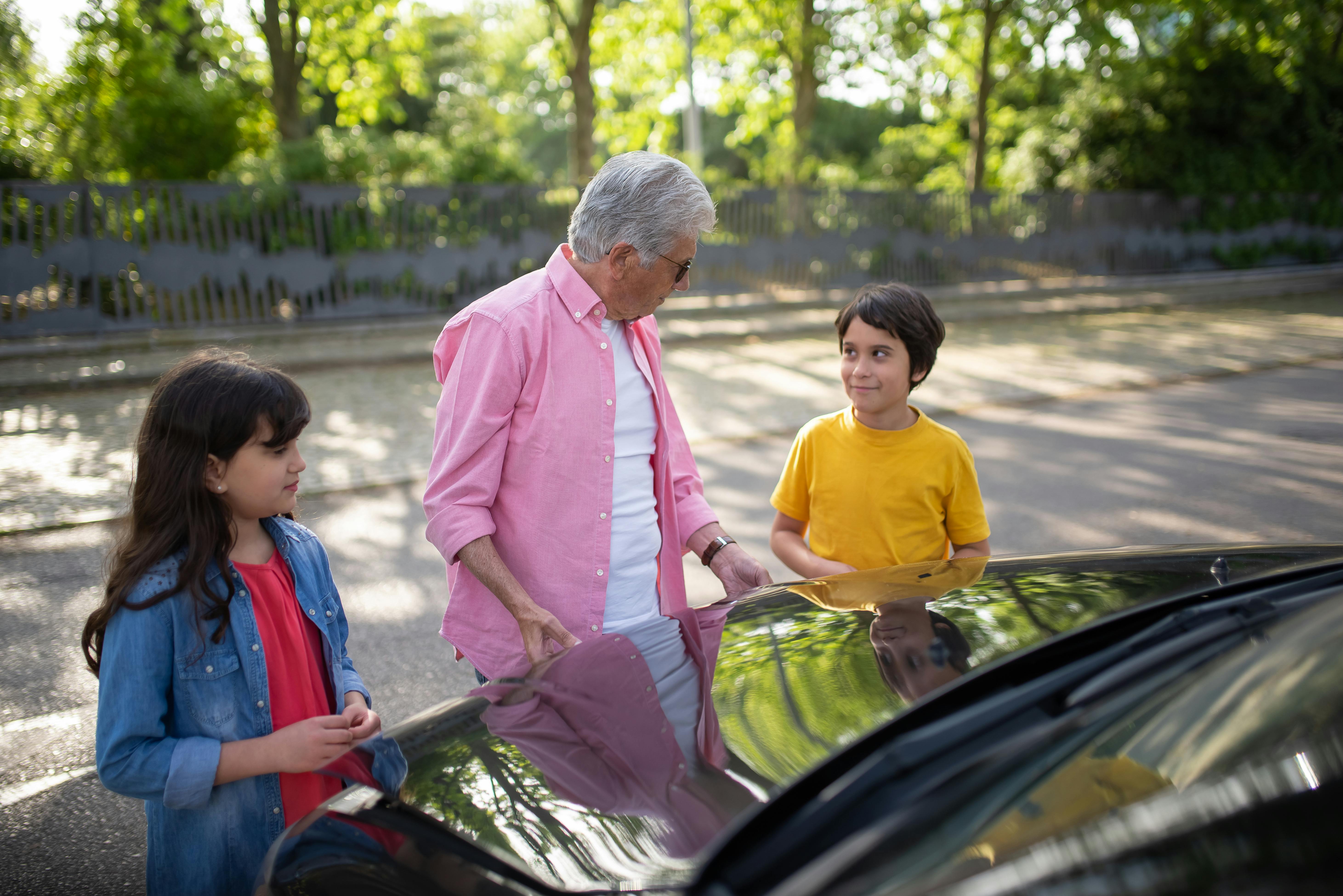 Famille en voiture électrique